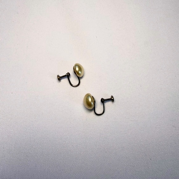 Vintage Faux Pearl Screwback Earrings - Picture 3 of 3